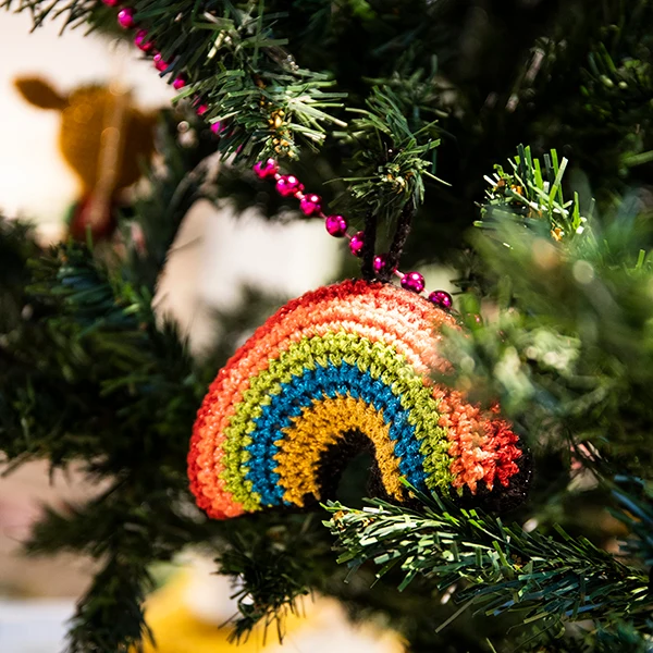 Häkelanleitung für einen Regenbogen-Weihnachtsbaumschmuck