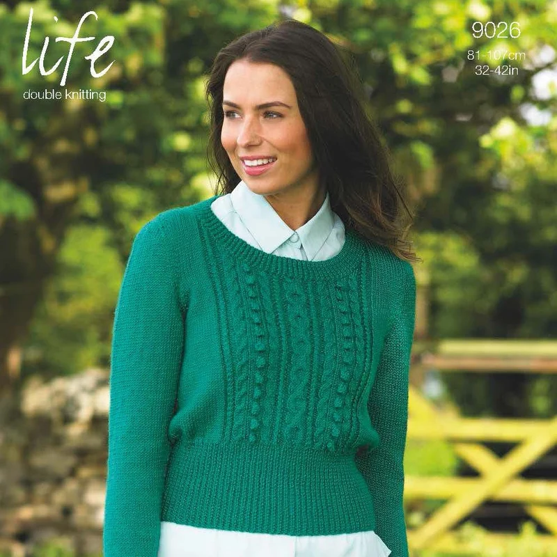 Strickanleitung Stylecraft Life DK Nr. 9026 Zopfmusterpullover