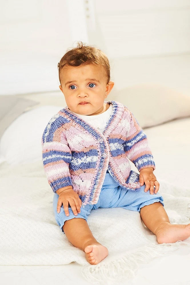 Strickanleitung Stylecraft Bambino Prints DK Nr. 9843 Baby-Jacke und -Pullover