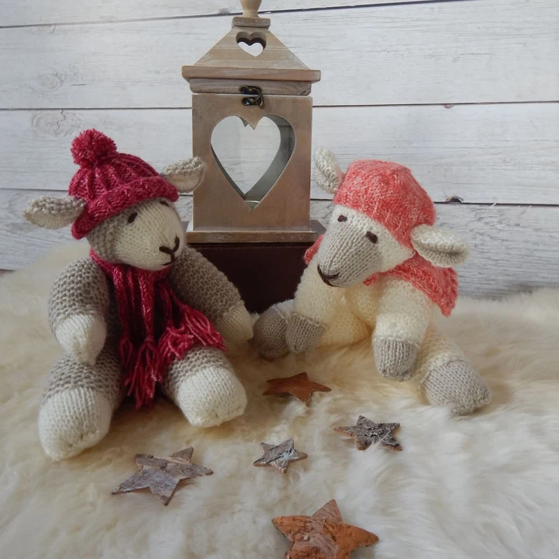 Strickanleitung Stylecraft Batik & Special DK Nr. 9356 „Sleepy Sheep“