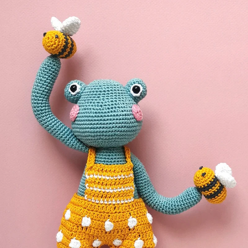 Häkelpaket „Frosch Farah“ – Mrs. Milly