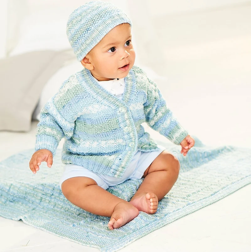Strickanleitung Stylecraft Bambino Prints DK Nr. 9845: Babyjacke, Mütze und Decke