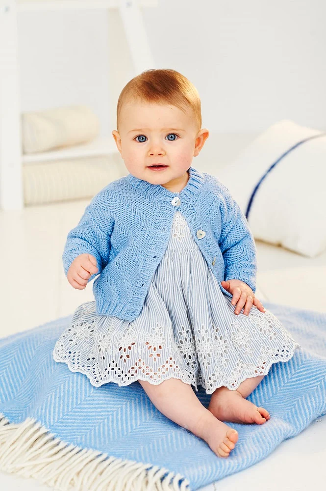 Strickanleitung Stylecraft Bambino DK Nr. 9500: Babyjäckchen und -Pullover