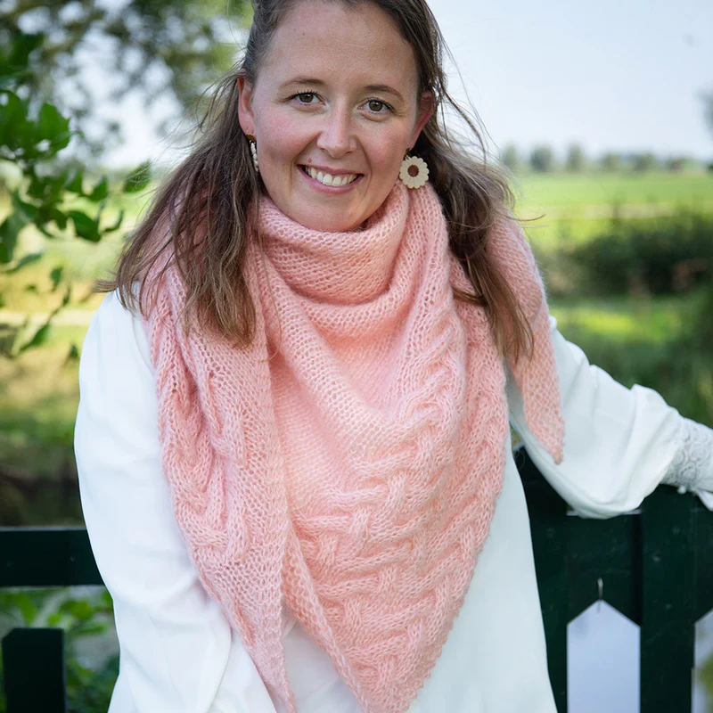 Asymmetrischer Kabelschal „Elegant“ – Strickpaket