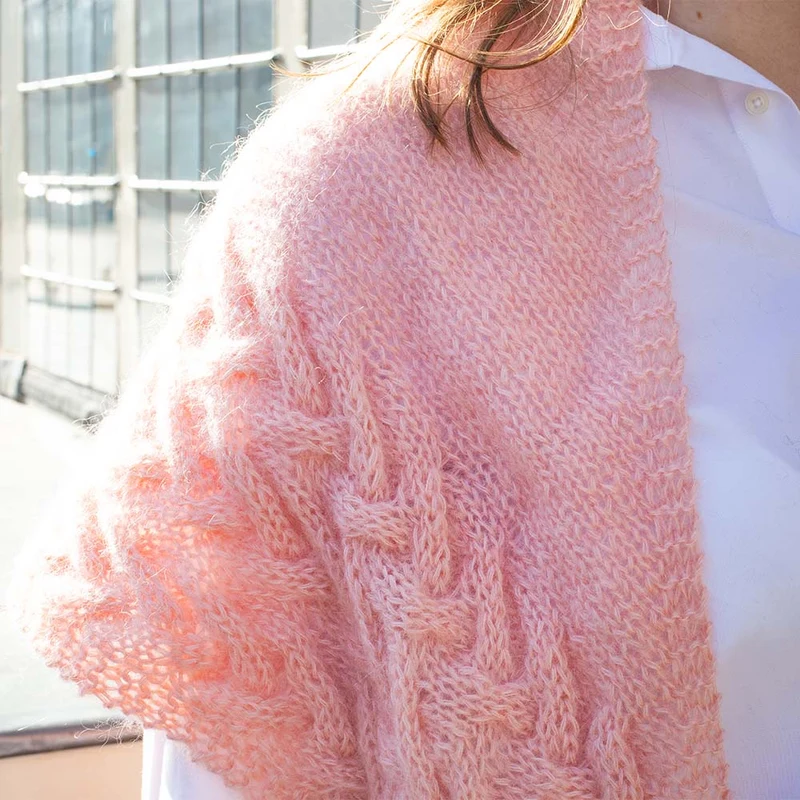 Asymmetrischer Kabelschal „Elegant“ – Strickpaket