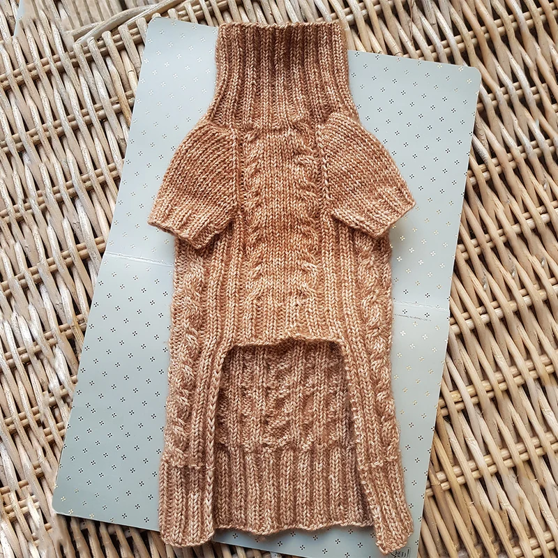 Strickanleitung für den Zopfmusterpullover „Noor“