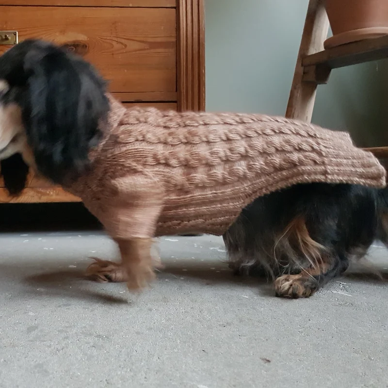 Strickanleitung für den Zopfmusterpullover „Noor“