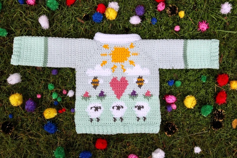Häkelpaket für eine Babyweste mit Blumen und Bienen