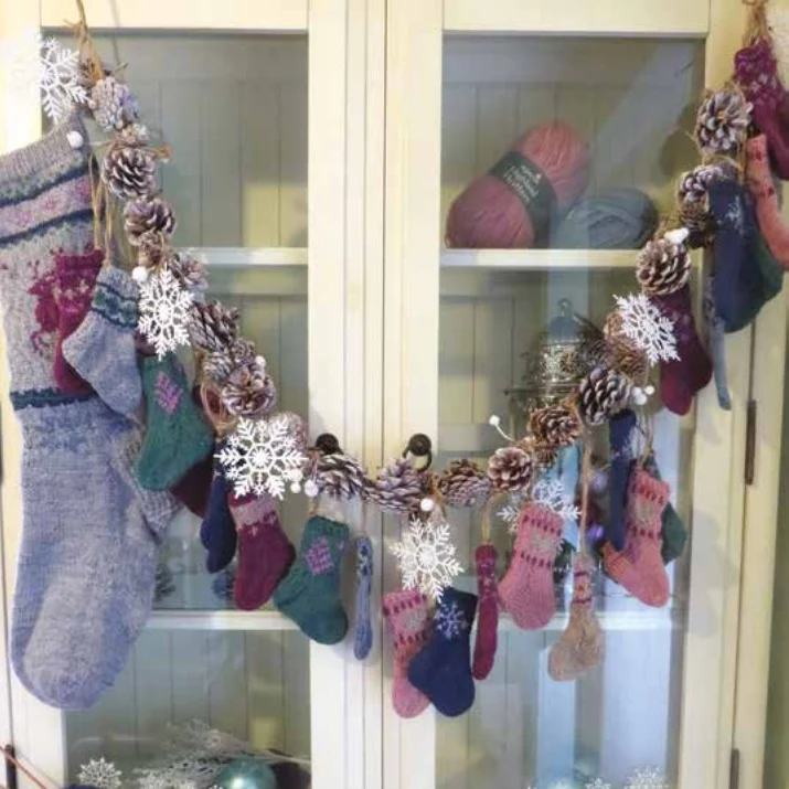 Strickanleitung Stylecraft Highland Heathers DK Nr. F084 Weihnachtsstrumpf-Adventskalender (digital)