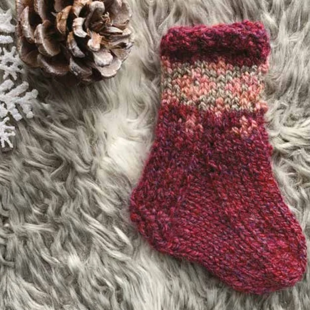 Strickanleitung Stylecraft Highland Heathers DK Nr. F084 Weihnachtsstrumpf-Adventskalender (digital)