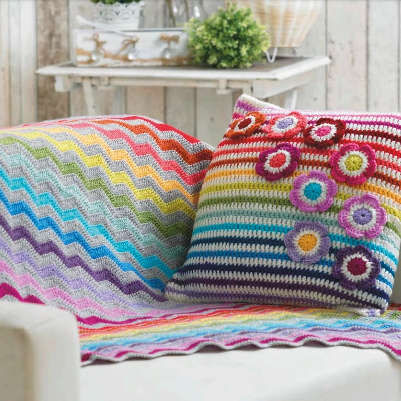 Häkelanleitung Stylecraft Life DK Nr. F074: Decke, Kissen und Girlande (digital)