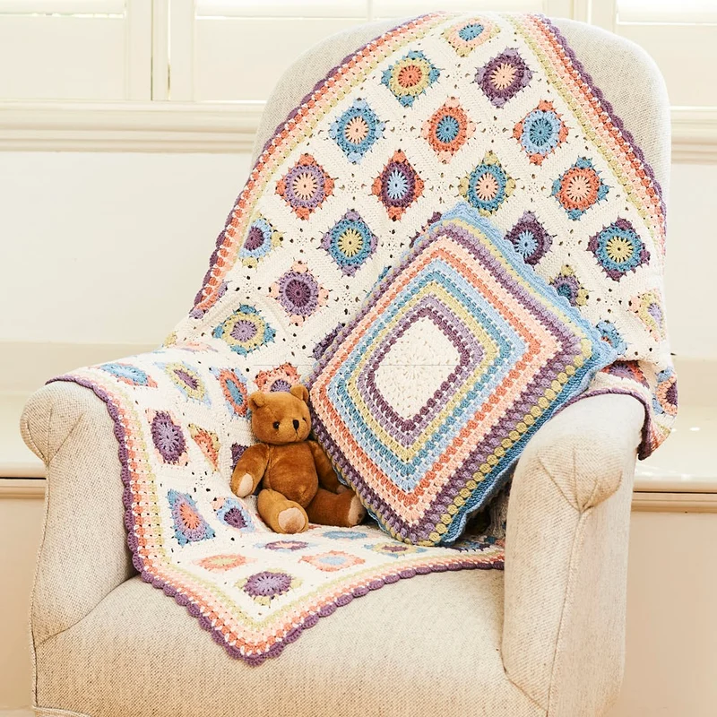 Häkelanleitung Stylecraft Naturals – Bamboo + Cotton DK Nr. 9804 Decke & Kissen (digital)