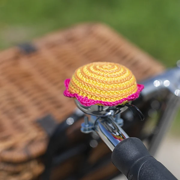 Häkelanleitung für eine Hülle für eine Fahrradklingel mit Blumenmotiv
