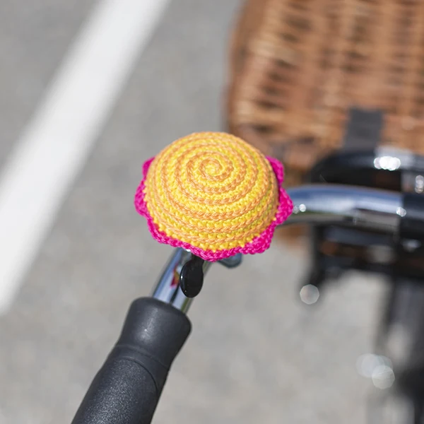 Häkelanleitung für eine Hülle für eine Fahrradklingel mit Blumenmotiv