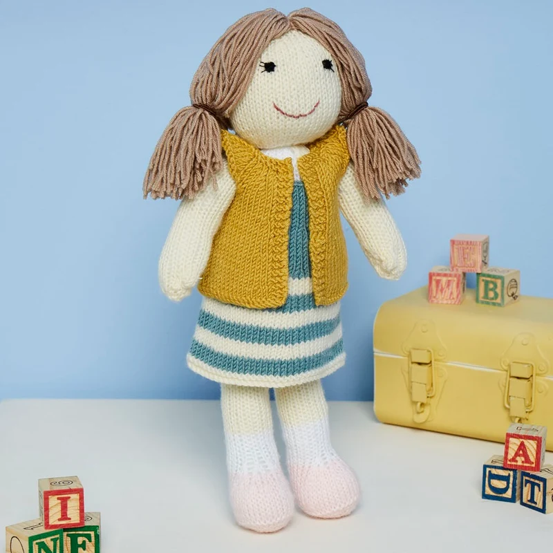 Strickanleitung Stylecraft Special, Batik & Bellissima DK Nr. 9668 „Jessie, die Puppe“