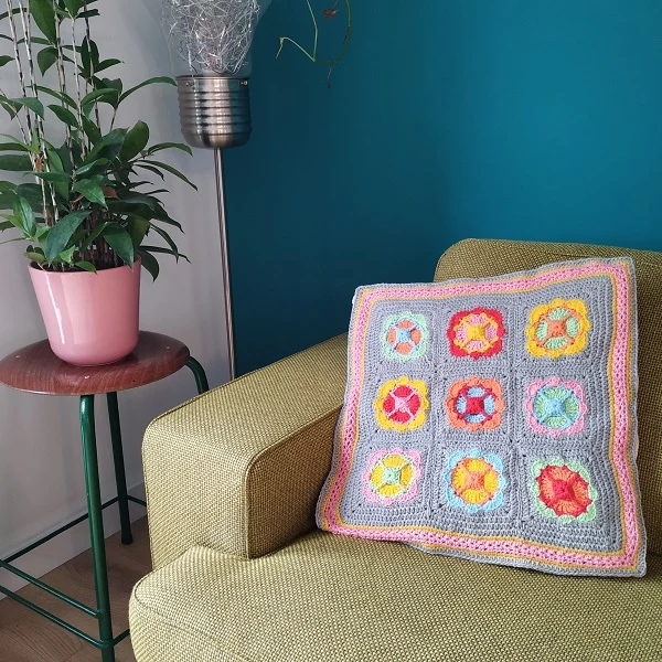 Häkelpaket für das Kissen „Acrylic Power Flower“