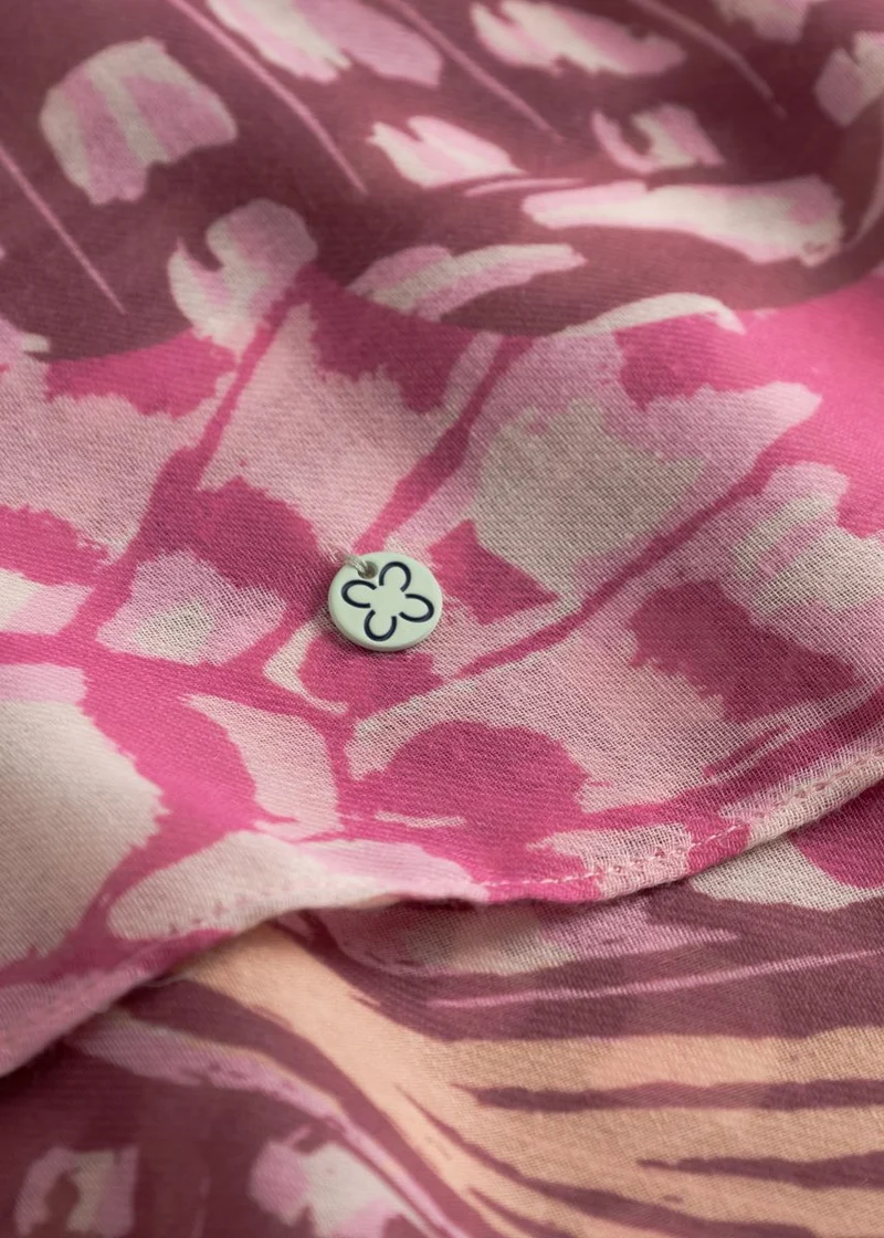 Loop-Schal aus recyceltem Polyester mit Schmetterling-Motiven