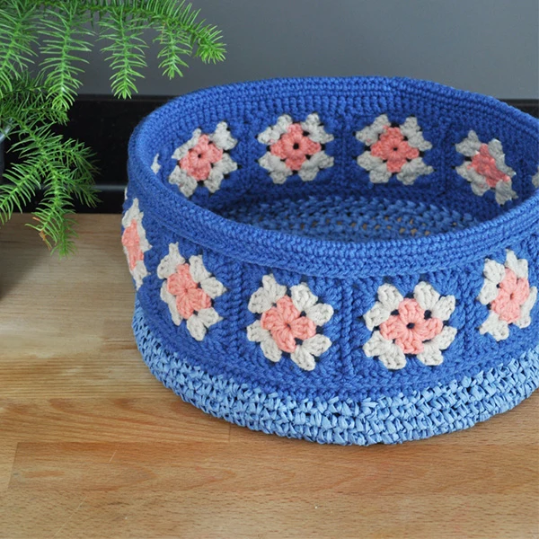 Häkelanleitung für einen Korb aus Granny Squares