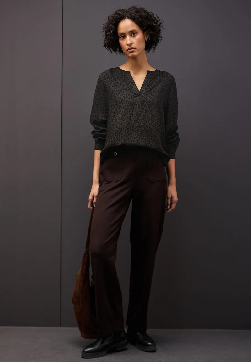 Split Neck Leo Bluse