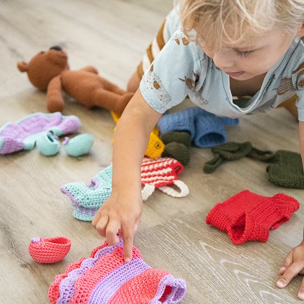 Traum-Ankleidebär – Kleidung – Häkelpaket