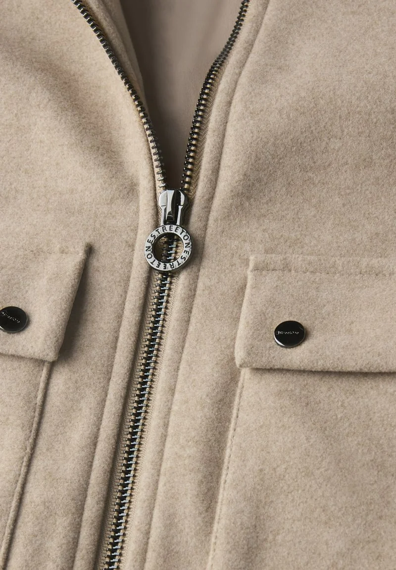 Jacke mit abnehmbarem Kragen