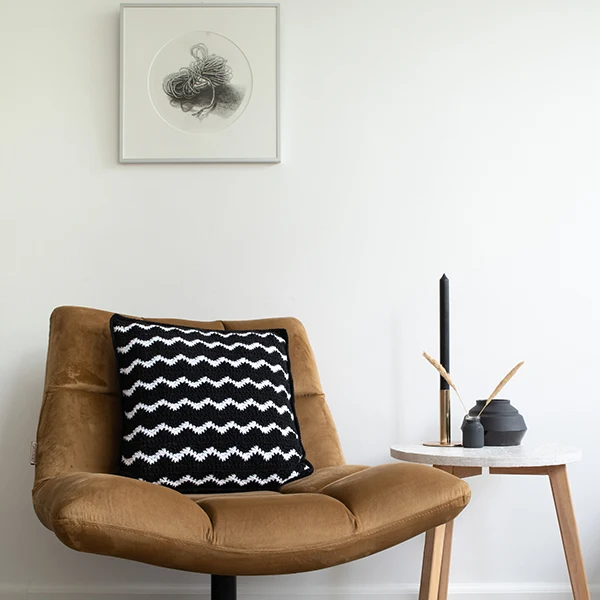 Yarn and Colors Waves Comfy Cushion Häkelpaket Weiß / Schwarz
