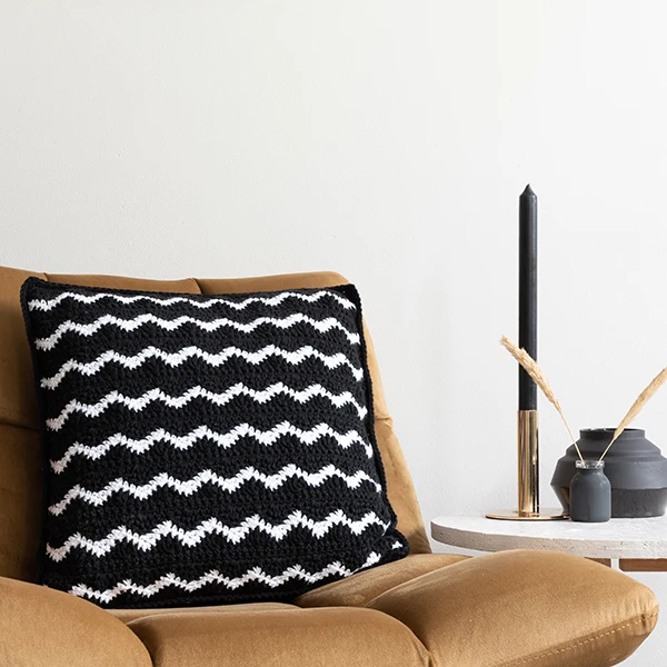 Yarn and Colors Waves Comfy Cushion Häkelpaket Weiß / Schwarz