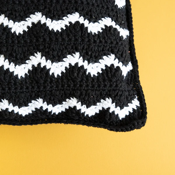 Yarn and Colors Waves Comfy Cushion Häkelpaket Weiß / Schwarz