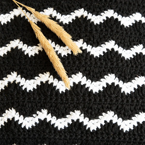 Yarn and Colors Waves Comfy Cushion Häkelpaket Weiß / Schwarz