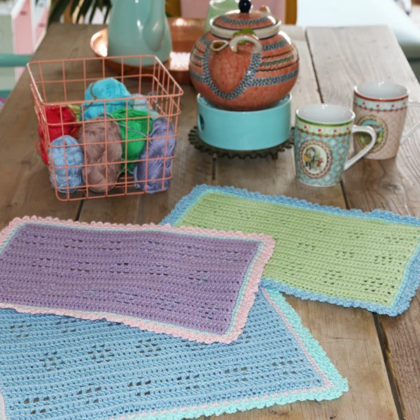 Häkelanleitung für „Coton 4“-Frühlings-Tischsets
