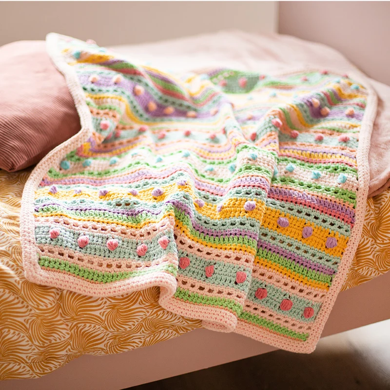 Häkelpaket für eine Babydecke mit Streifen und Punkten