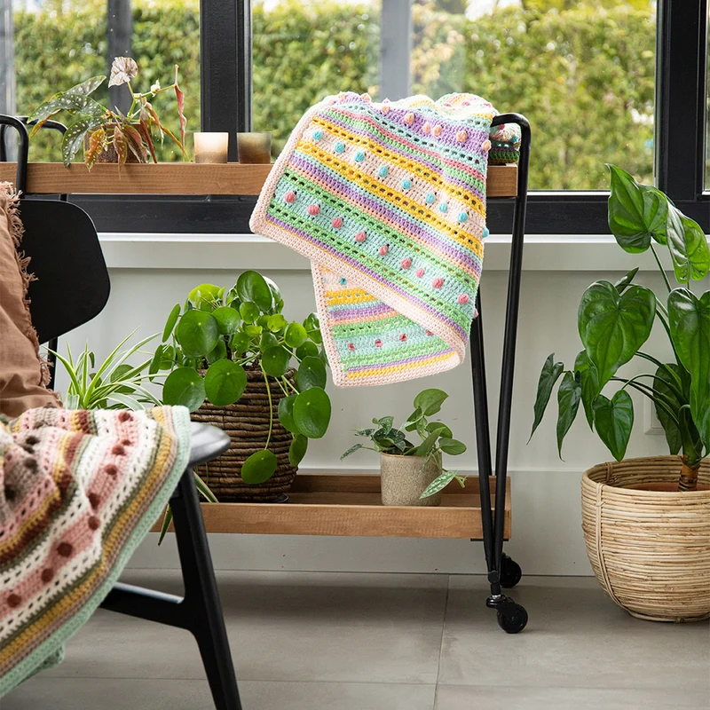 Häkelpaket für eine Babydecke mit Streifen und Punkten
