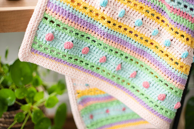 Häkelpaket für eine Babydecke mit Streifen und Punkten