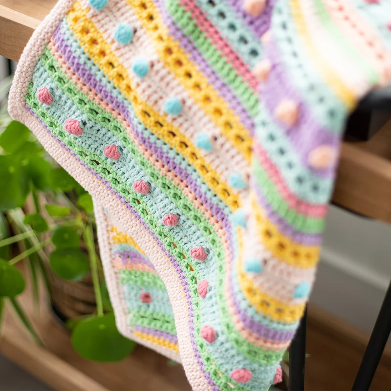 Häkelpaket für eine Babydecke mit Streifen und Punkten