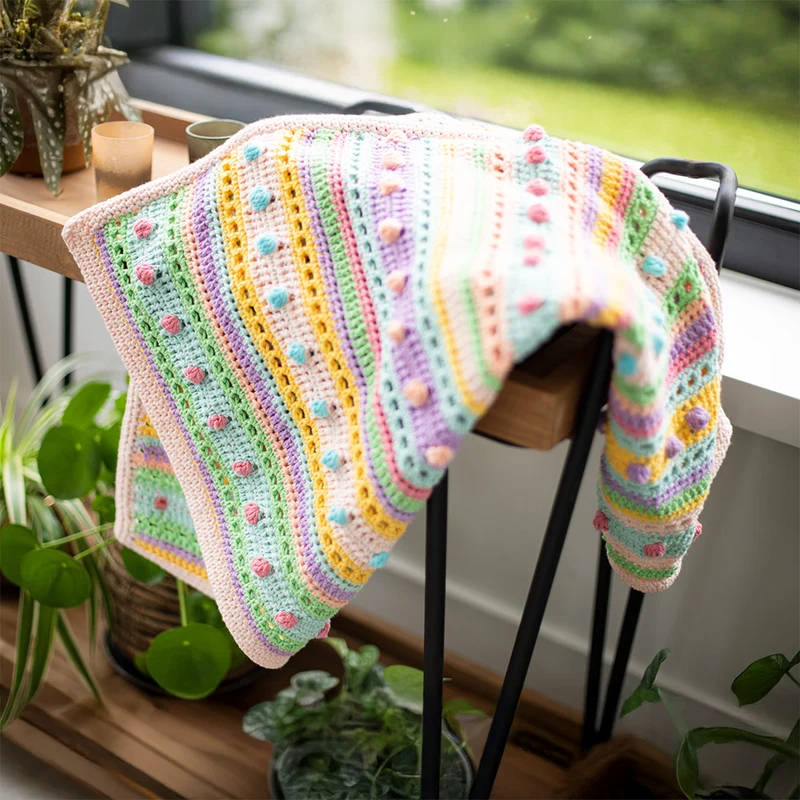 Häkelpaket für eine Babydecke mit Streifen und Punkten