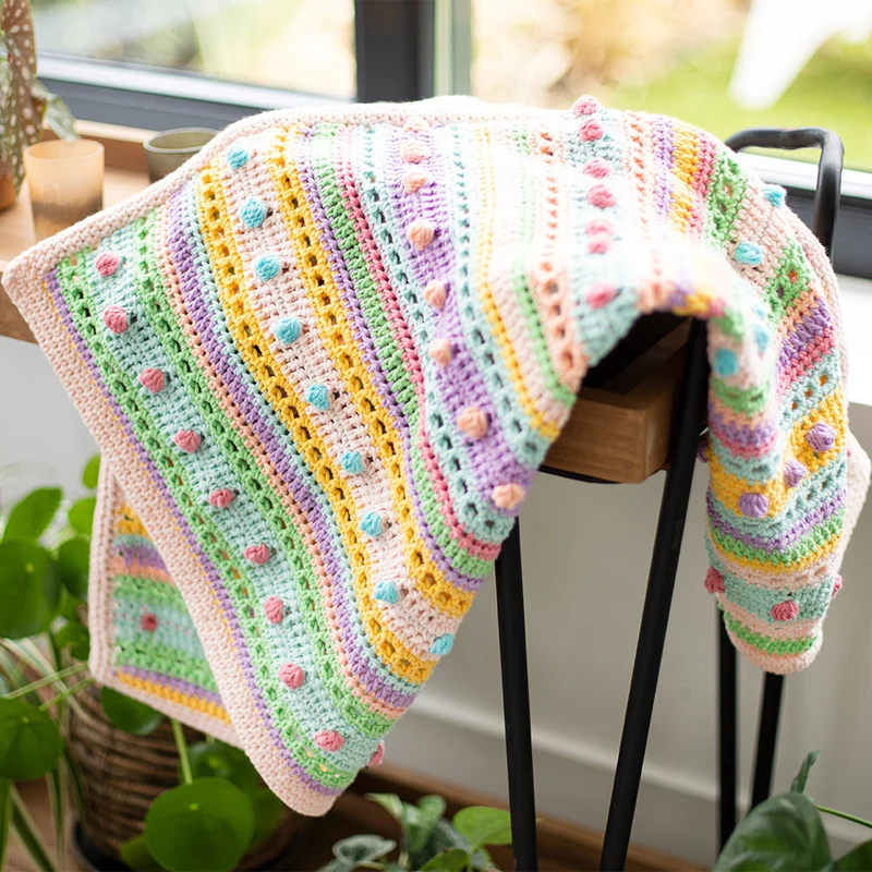 Häkelpaket für eine Babydecke mit Streifen und Punkten