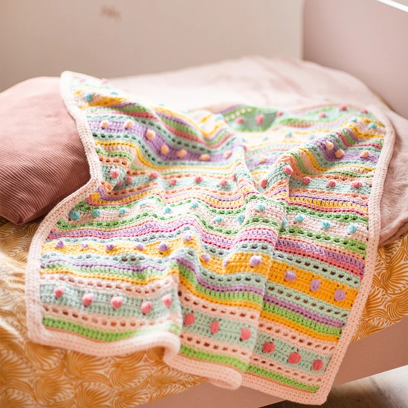 Häkelpaket für eine Babydecke mit Streifen und Punkten