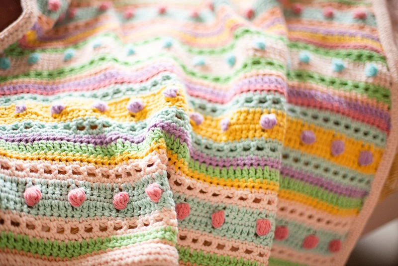 Häkelpaket für eine Babydecke mit Streifen und Punkten
