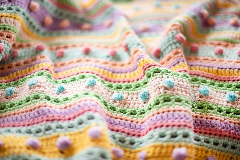 Häkelpaket für eine Babydecke mit Streifen und Punkten
