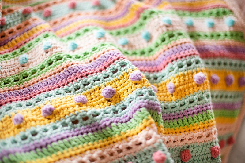 Häkelpaket für eine Babydecke mit Streifen und Punkten