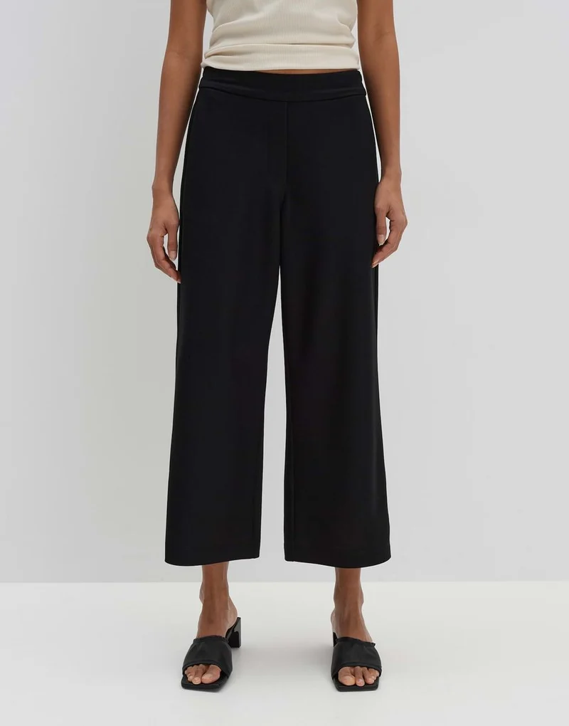 Cenya cropped wide