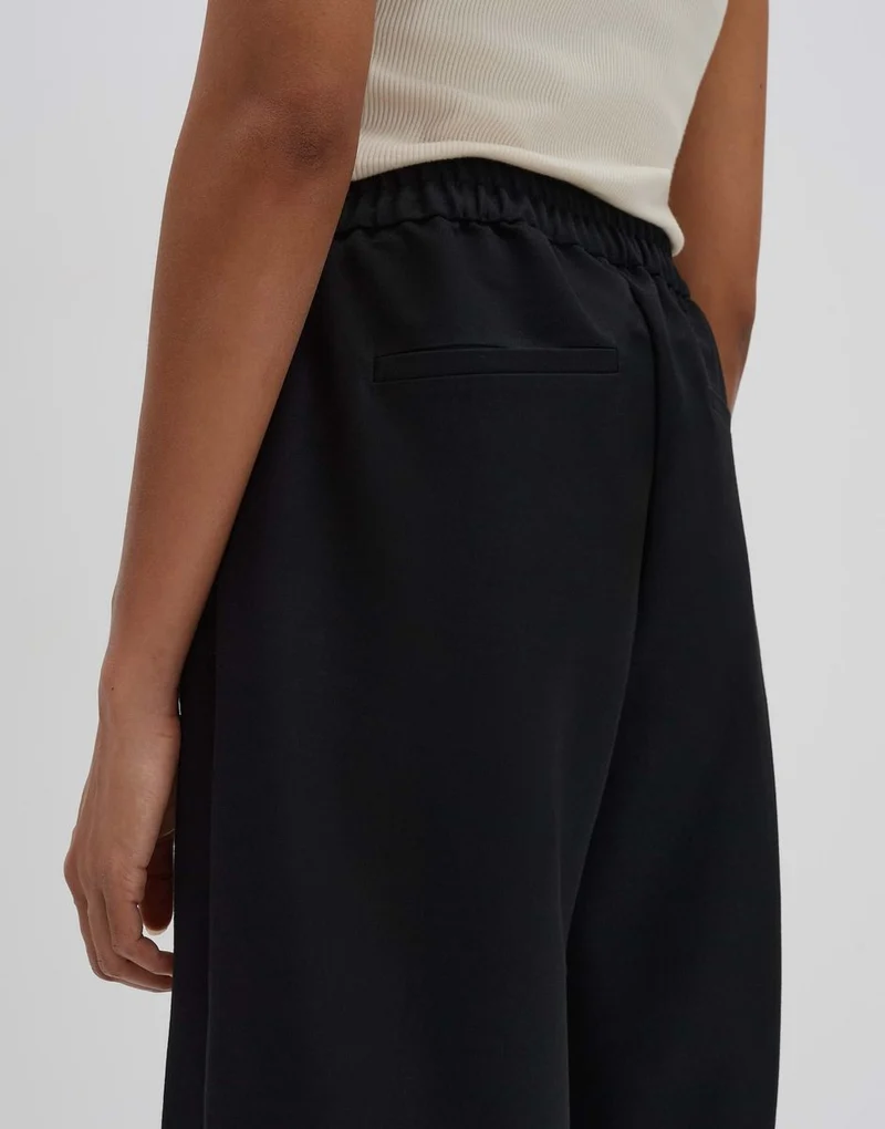 Cenya cropped wide