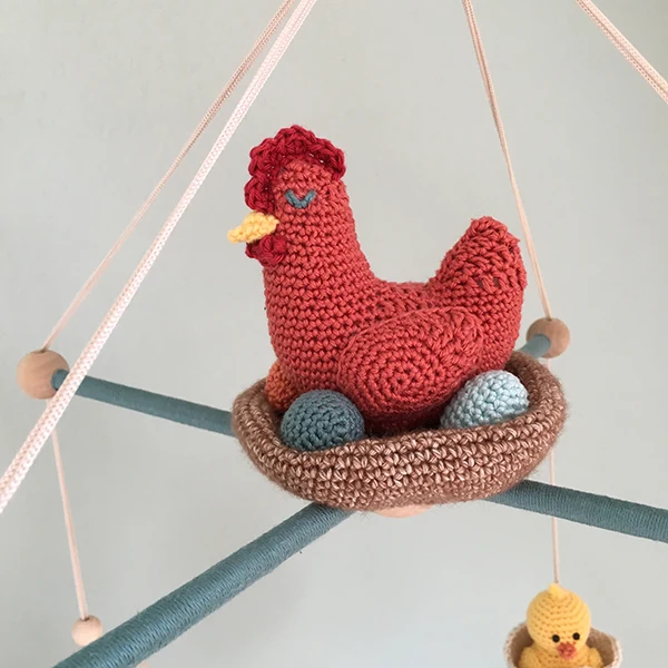 Häkelanleitung für ein Baby-Mobile „Huhn und Ei“