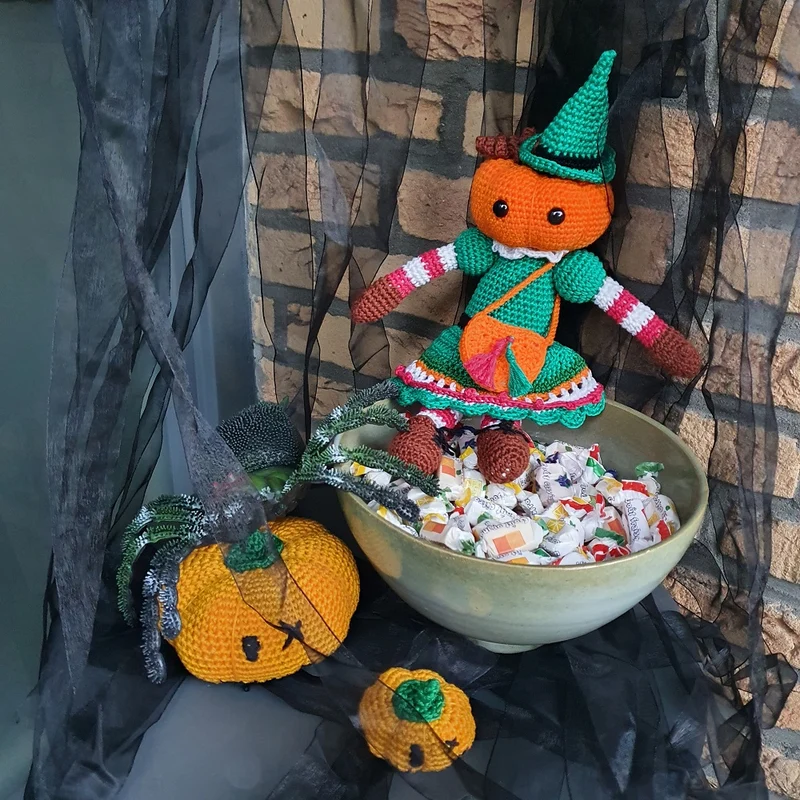 Häkelanleitung „Halloween-Kürbismädchen“