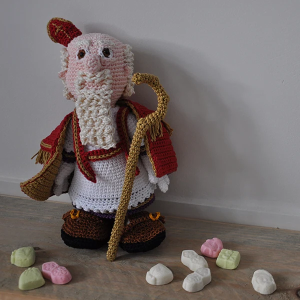 Häkelanleitung für eine Nikolauspuppe