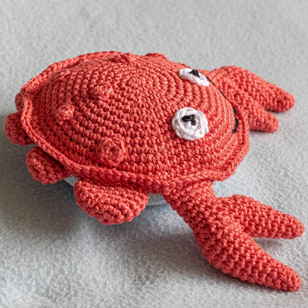 Häkelanleitung für das Kuscheltier „Crabbie“