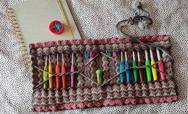 Häkelanleitung für das Häkelnadeltäschchen „Weavy Waves“