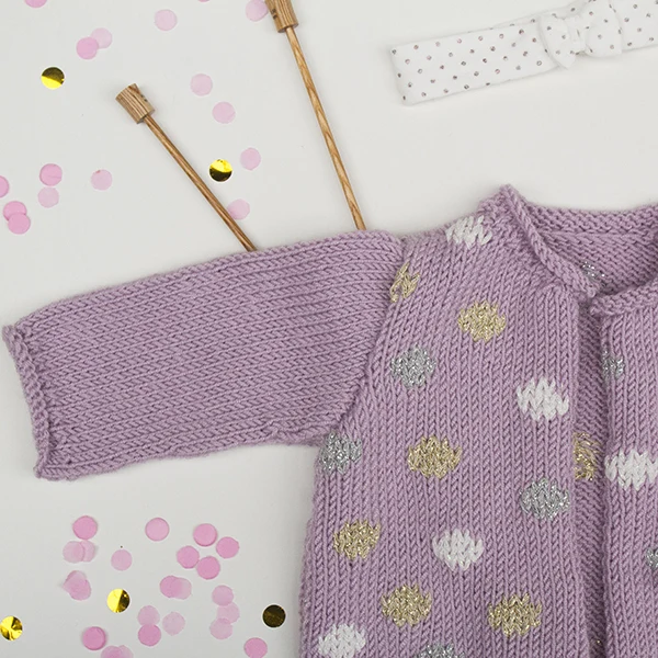 Strickanleitung „Punkte“ – Babyjäckchen