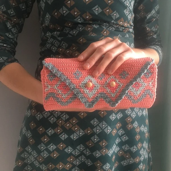 Häkelanleitung für eine fröhliche Clutch