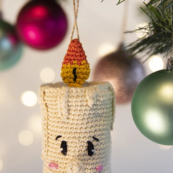 Häkelpaket für einen Weihnachtsanhänger in Form einer Kerze